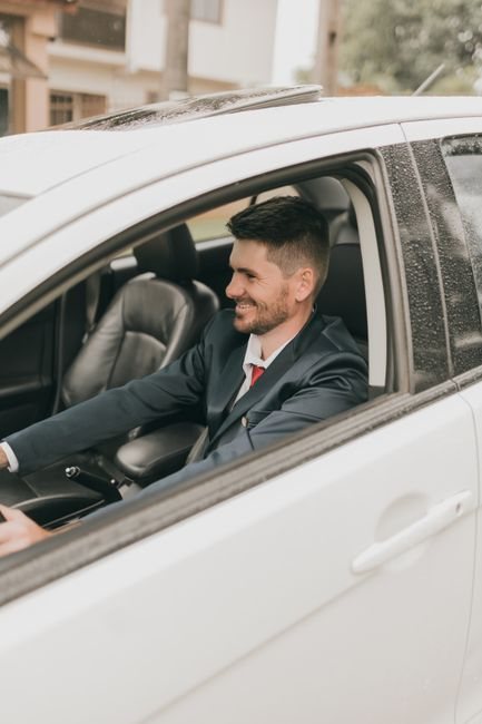 Chauffeur de taxi au volant de son véhicule, prêt pour la prise en charge