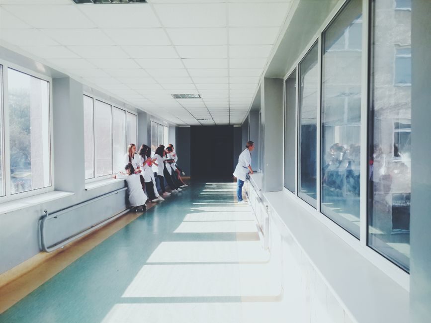 Couloir lumineux d'un service de soins où le taxi conventionné dépose les patients