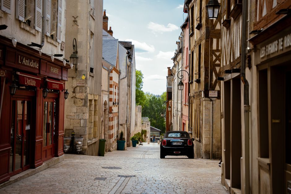 Rue commerçante d'un centre-ville desservi en course de courte distance