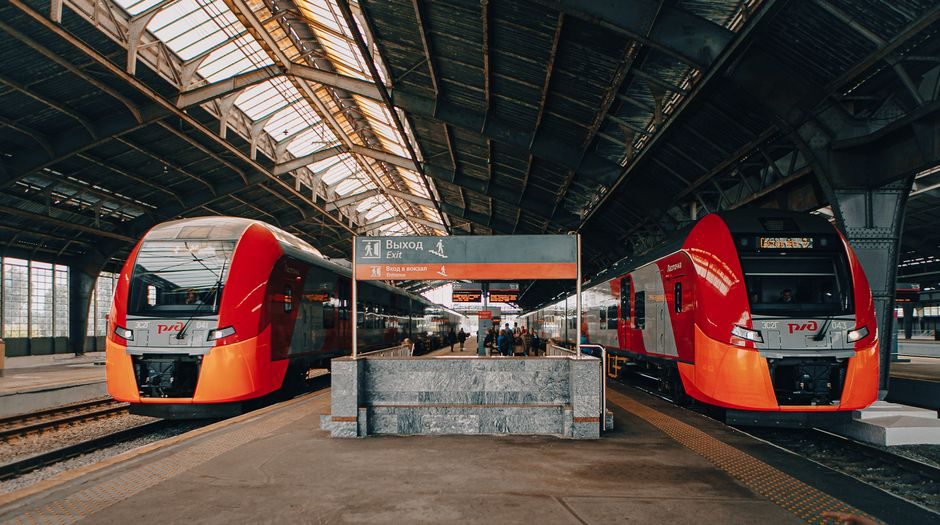 Trains à quai dans une gare régionale desservie en longue distance