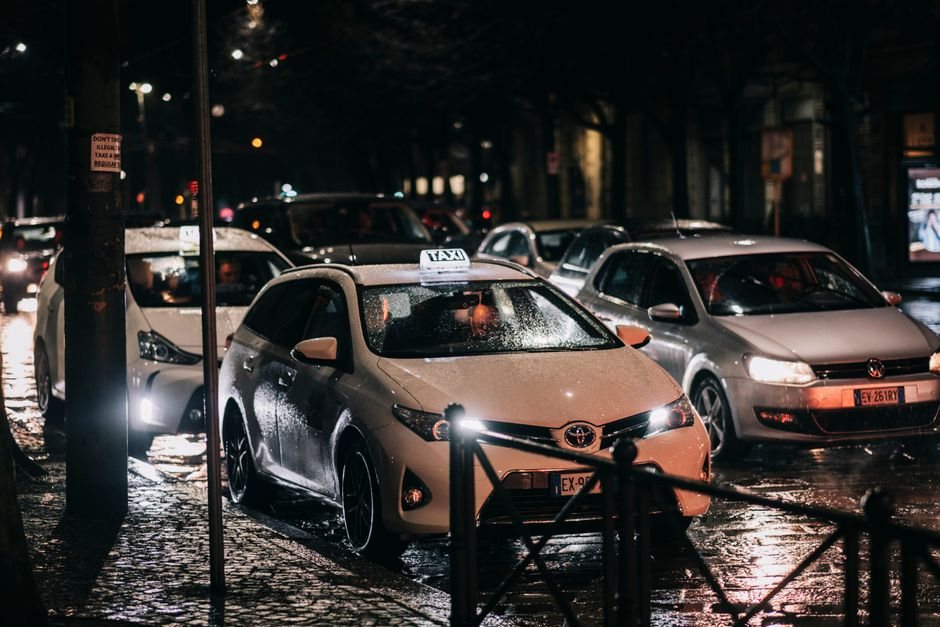 Taxi en attente de prise en charge dans une rue de ville en soirée