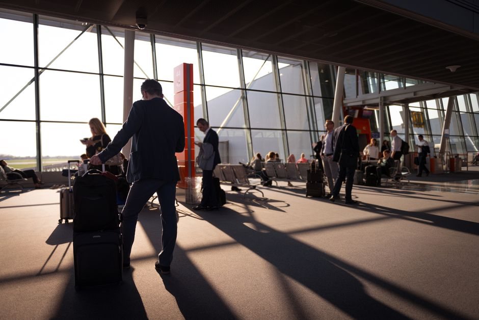 Voyageur avec ses bagages dans un terminal d'aéroport avant son départ