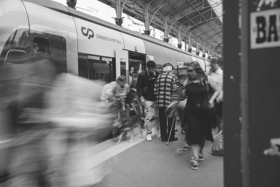 Voyageurs sur le quai d'une gare, illustration du réseau de transport partenaire