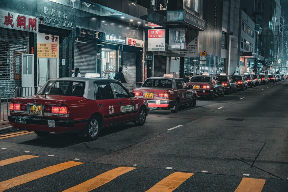 File de taxis en attente le long d'une avenue de centre-ville