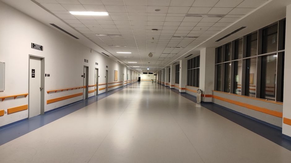 Couloir d'un établissement de santé desservi en transport conventionné